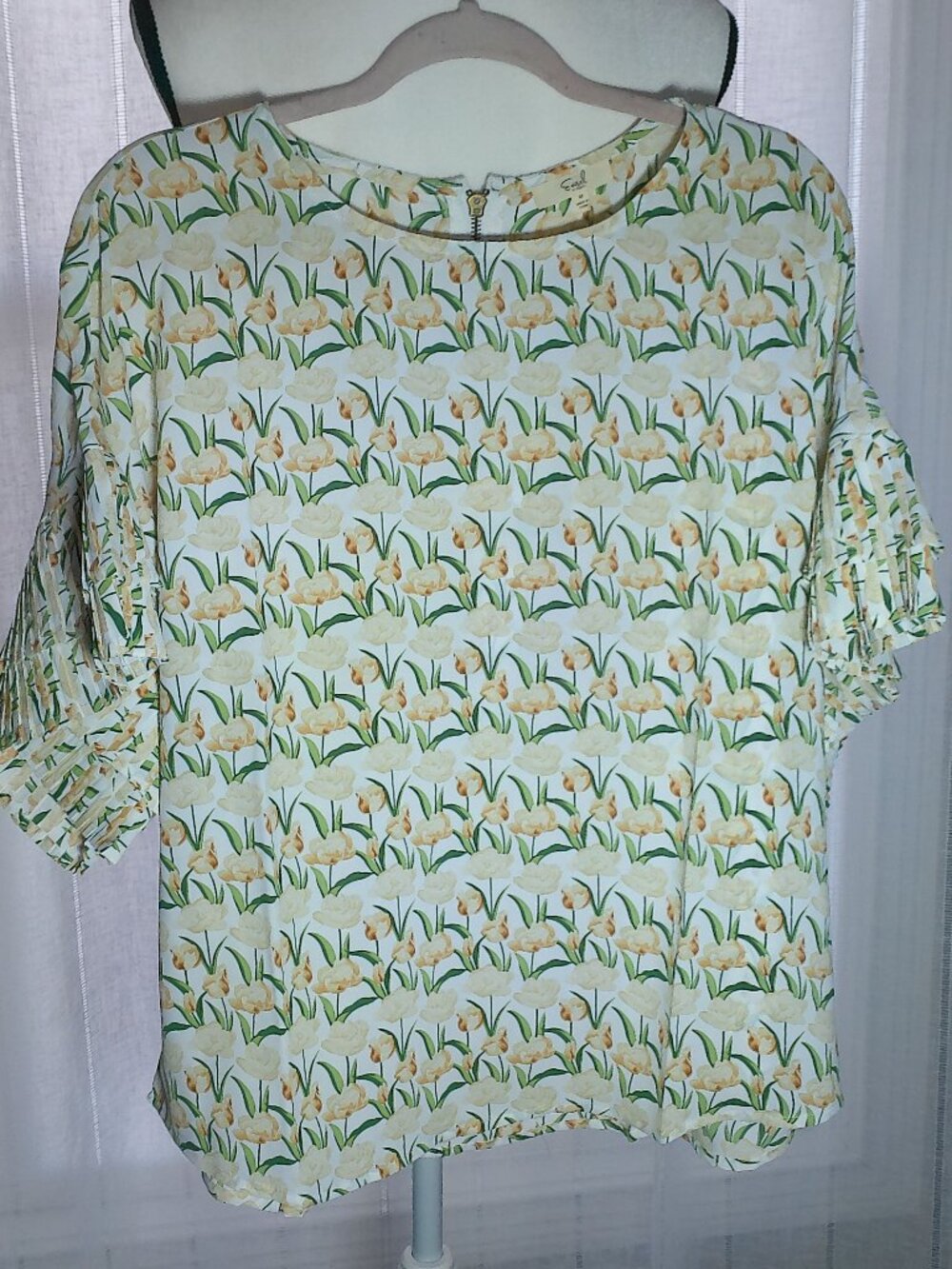 EASEL Los Angeles Short Accordian Sleves Scoop Zip-Up Neck White Floral Blouse M